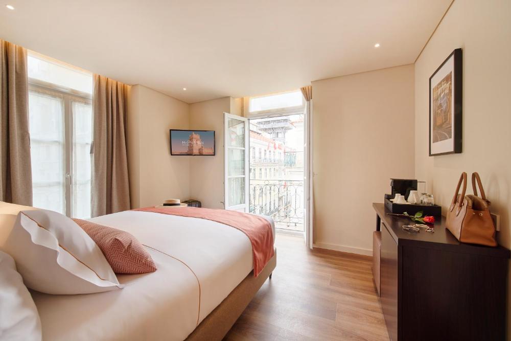 Double or Twin Room with Balcony and City View interior