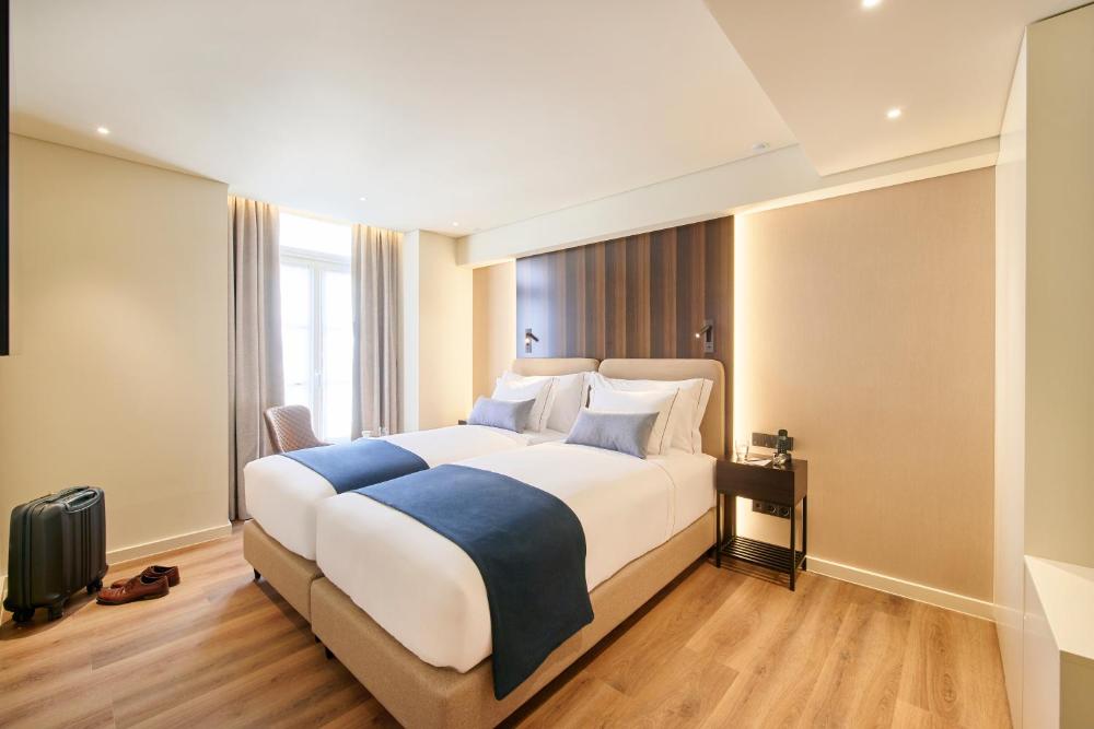 Double or Twin Room with City View interior